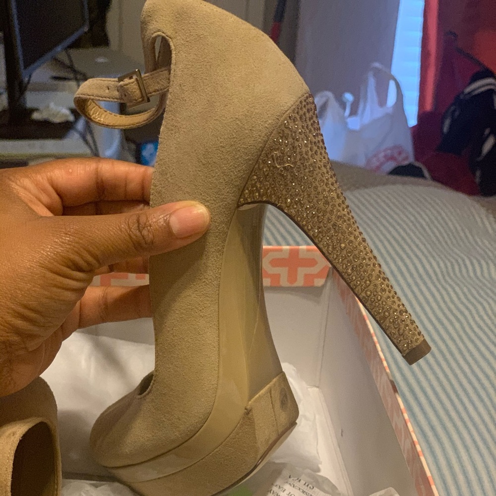 Tan pump w/ jeweled heel -Gianni Bini NIB 6.5